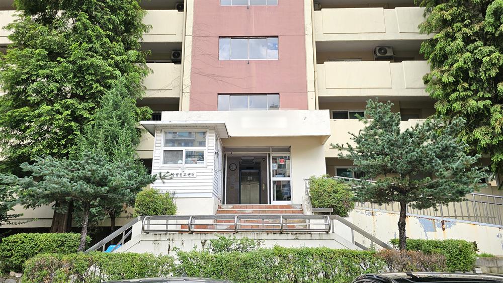 강남구 압구정동 현대아파트 동 입구