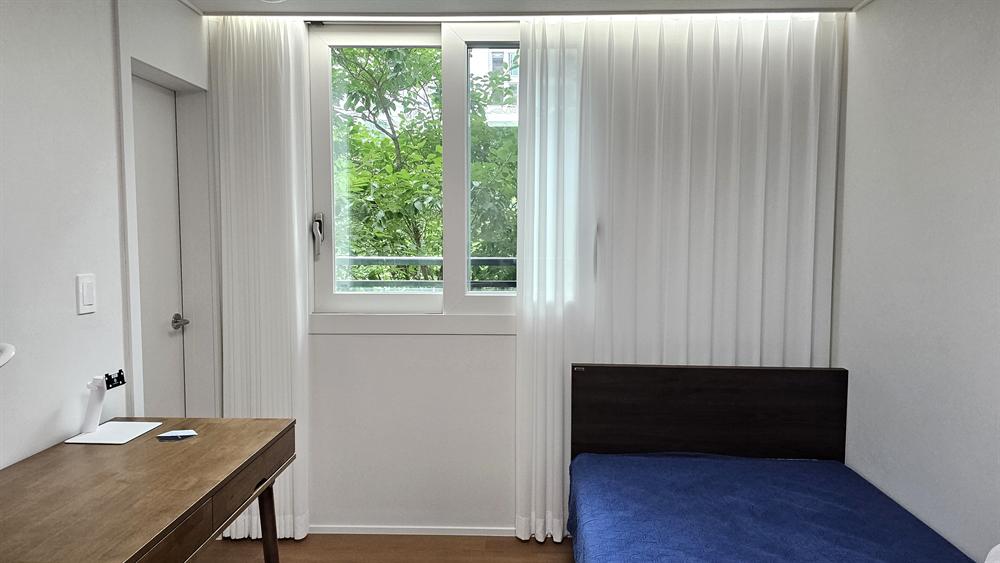 전농동 첫번째 작은방 커튼을 걷은 모습