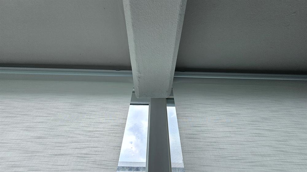 상계주공12단지 베란다 큰 창 상단을 지나가는 배관틀