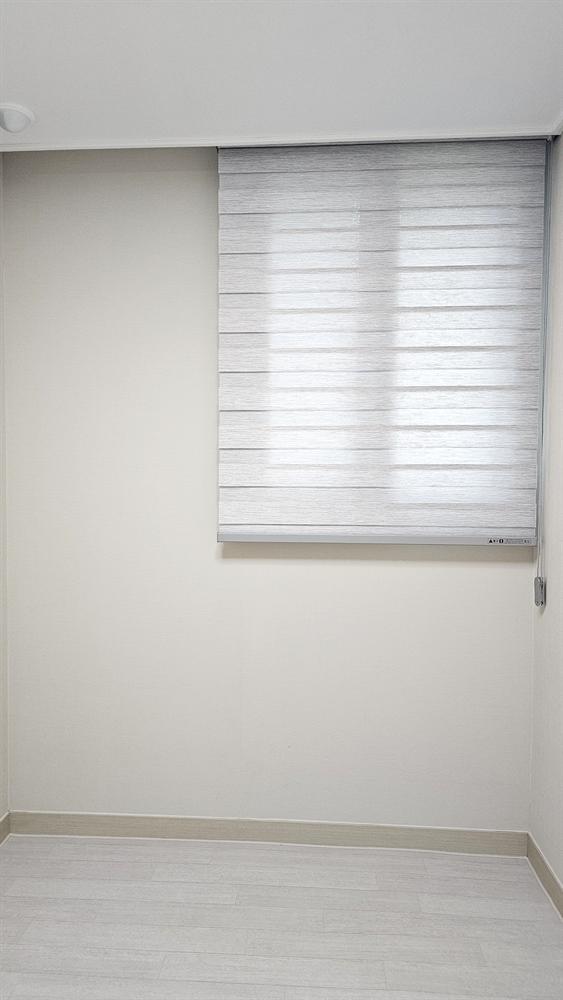 산곡동 드레스룸 애쉬그레이 콤비블라인드를 내린 모습