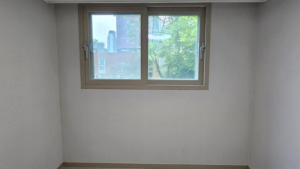 산곡동 고산더라피니엘 작은방 창 시공 전